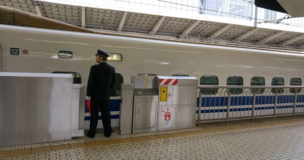 Dyrygent Stacji Kolejowej Peronie Tokio Przygotowuję Się Wyjazdu Pociągu Okayamy — Zdjęcie stockowe