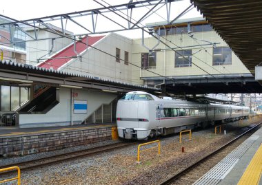 Thunderbird sınırlı bir ekspres trendir. Sanda İstasyonu 'nda duracağız. Sanda, Hyogo, Japonya.
