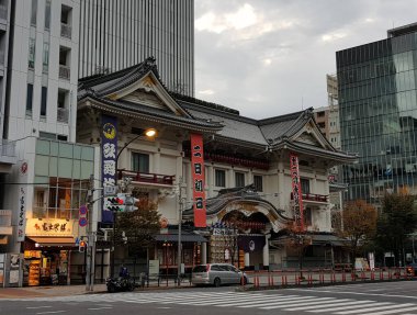 Ginza Kabukiza, Tokyo 'nun Ginza bölgesinin kalbinde yer almaktadır. Geleneksel Japon dans gösterisi izlemek için en iyi yerlerden biridir. Sabahın köründe. Trafik olmadan yol boş. Ginza, Tokyo, Japonya.