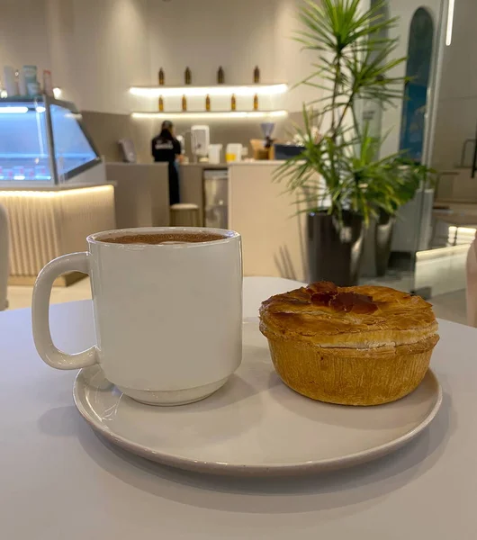 Torta Cogumelos Frango Recém Assada Chocolate Quente Para Café Manhã — Fotografia de Stock