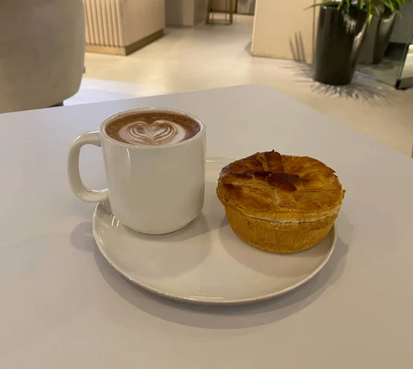 Torta Cogumelos Frango Recém Assada Chocolate Quente Para Café Manhã — Fotografia de Stock