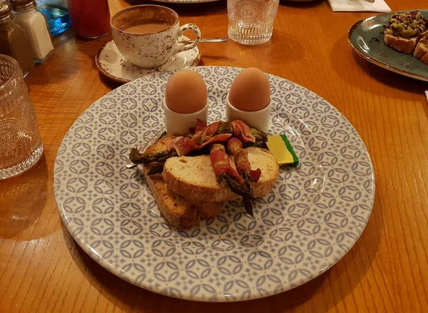 Πρωινό Πρωί Βραστό Αυγό Φρυγανισμένο Ψωμί Ψητά Σπαράγγια Τυλιγμένα Μπέικον — Φωτογραφία Αρχείου