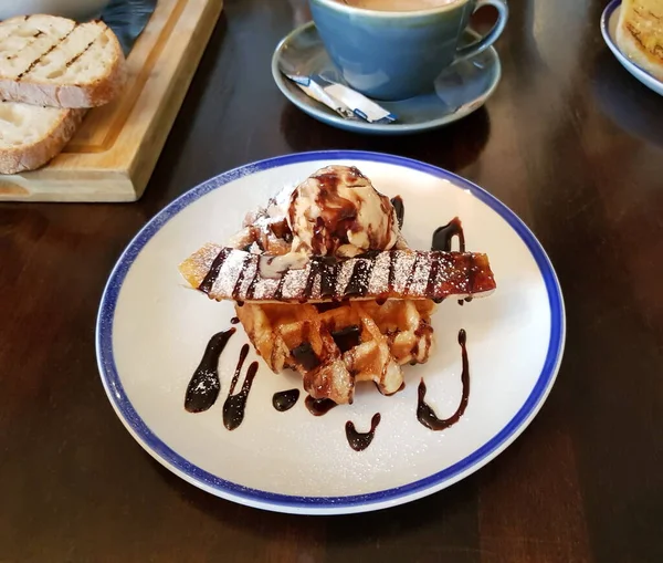 Pausa Para Café Tarde Com Waffle Belga Sorvete Baunilha Chocolate — Fotografia de Stock
