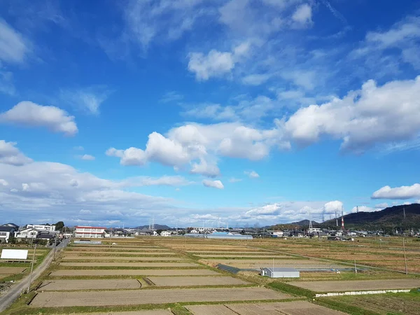 Şehirden Geçen Bir Hikari Shinkansen Görüntüsü Mavi Gökyüzü Dağ Çiftlik — Stok fotoğraf