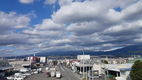 从经过一个城市的Hikari Shinkansen看到的景象 蔚蓝的天空 住宅和工厂的景观 Shiga Prefecture Japan — 图库照片