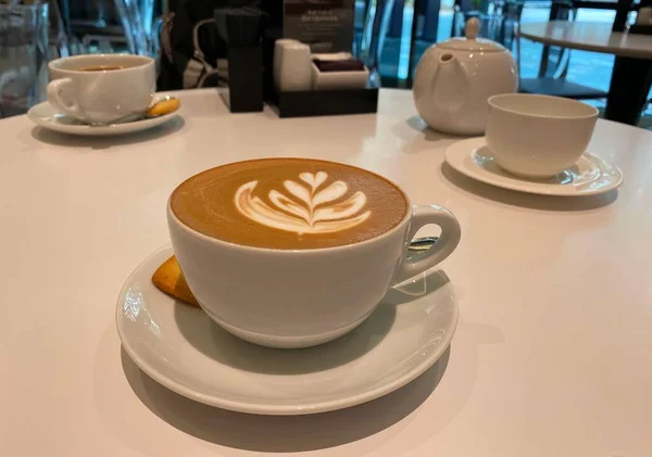 Une Tasse Latte Chaud Avec Latte Fleur Art Béatifique Morceau — Photo