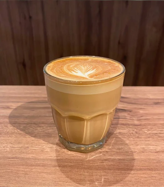 Üstünde Çiçekli Latte Resmi Olan Bir Fincan Sıcak Moka Cam — Stok fotoğraf