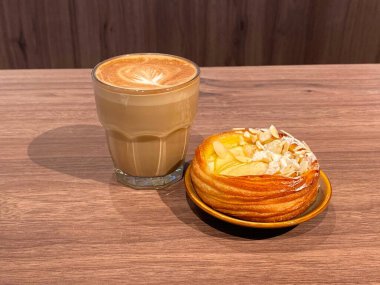 Elma dilimleri, badem gevreği ve krema şekerli taze fırında pişirilmiş elma galeti. Bir fincan sıcak latte ile mükemmel bir uyum..