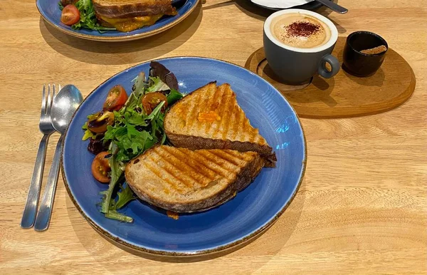 Roti Panggang Renyah Dengan Keju Panggang Antaranya Bersama Dengan Salad — Stok Foto