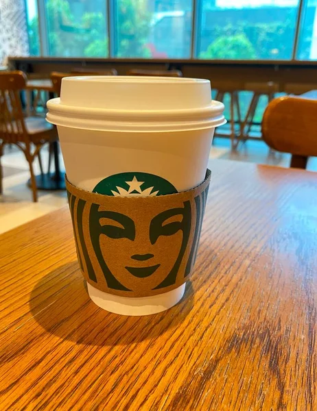 Кофе Starbucks Чашке Вынос Кофейным Рукавом Покрытым Крышкой Поставьте Деревянный — стоковое фото