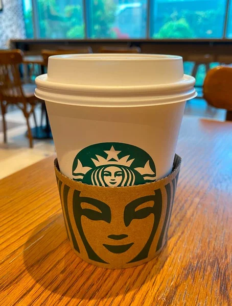 Горячий Кофе Starbucks Вынос Рукавом Чашки Кофе Покрытый Крышкой Поставьте — стоковое фото