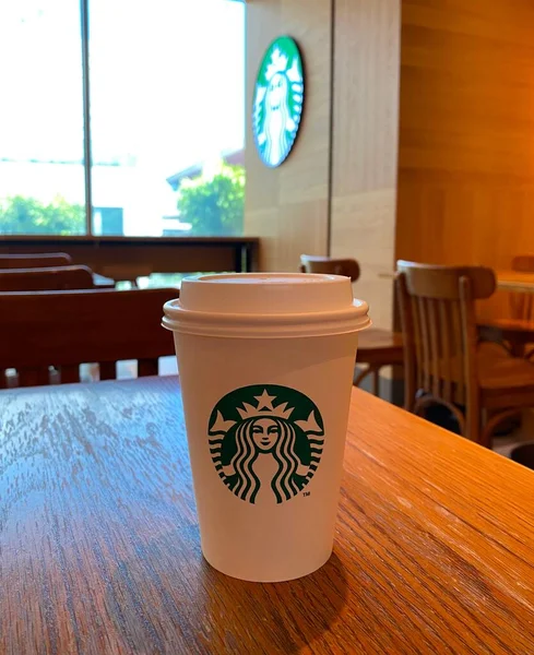 Café Starbucks Dans Une Tasse Emporter Couverte Couvercle Mettez Une — Photo