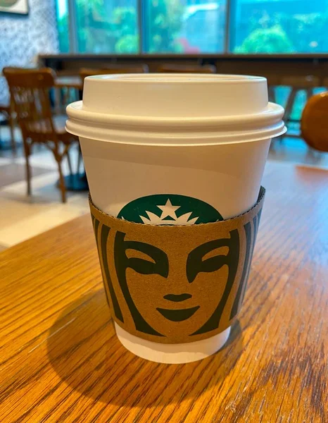 Starbucks Свежий Кофе Вынос Чашки Рукавом Чашки Кофе Покрыты Крышкой — стоковое фото