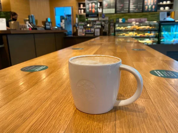 Горячий Кофе Starbucks Белой Чашке Скамейке Запасных Размытый Фон Пищевого — стоковое фото