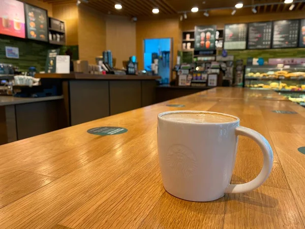 Café Chaud Starbucks Dans Une Tasse Couleur Blanche Sur Une — Photo