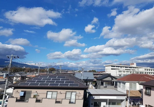 Kasabadan geçen bir Hikari Shinkansen 'in görüntüsü. Mavi gökyüzü ve dağ manzarası. Shiga Bölgesi, Japonya..
