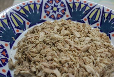 Sebze ve sosla karıştırılmaya hazır sağlıklı ton balığı.