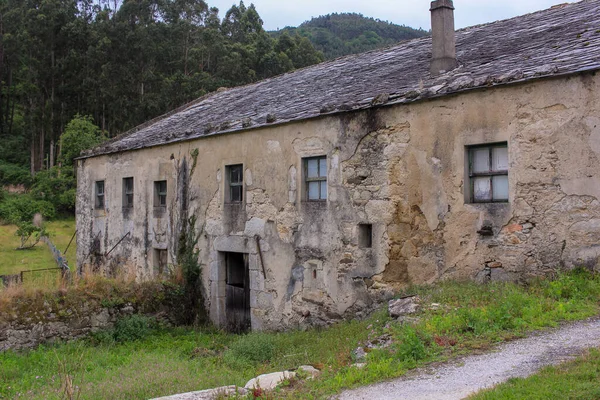 Vieja Casa Abandonada Las Montañas Está Lista Para Ser Vendida —  Fotos de Stock