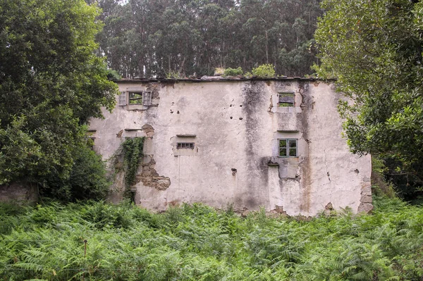 Espeluznante Casa Abandonada Con Pequeñas Ventanas —  Fotos de Stock