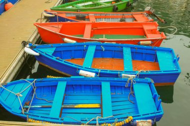 İspanya 'nın Luarca limanında yağmurlu bir yaz günü