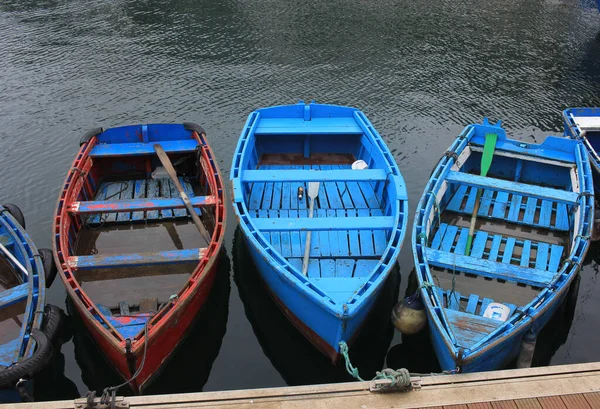 Pequenos Barcos Coloridos Domingo Chuvoso Verão — Fotografia de Stock