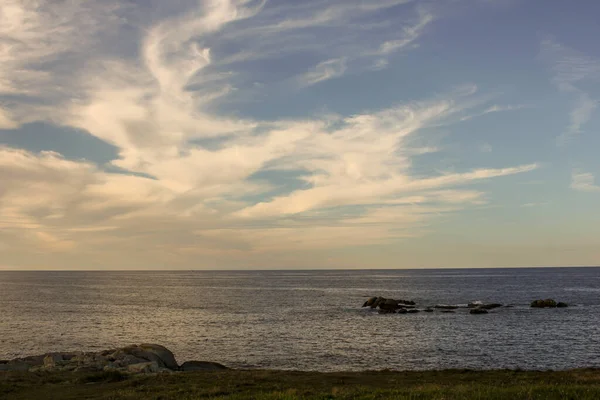 Закат Красивыми Облаками Над Морем — стоковое фото