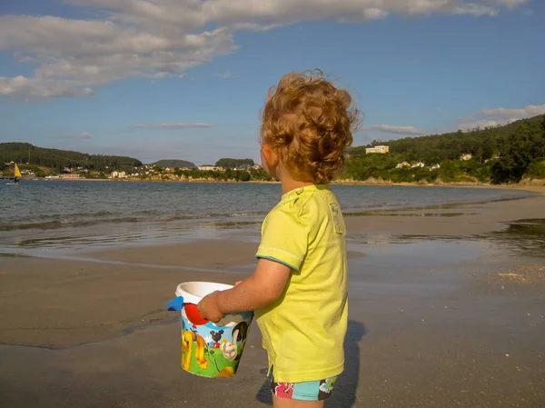 Γιος Μου Περνάει Καλά Παίζοντας Έναν Κουβά Στην Παραλία — Φωτογραφία Αρχείου