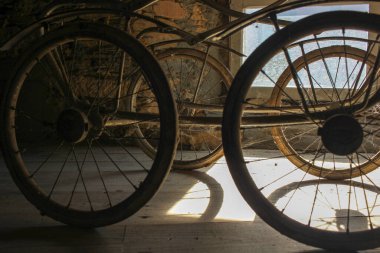 I find memories of my childhood in the attic during sunset