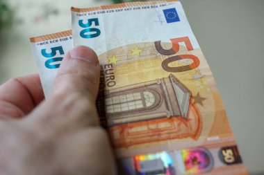 Hesabımdan tasarruf etmek için 50 Euro 'luk banknotlar elimde.