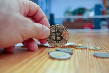 Bitcoin ayakta duruyor ve diğer madeni paralar masaya saçılmış durumda. Kuvvet kavramı