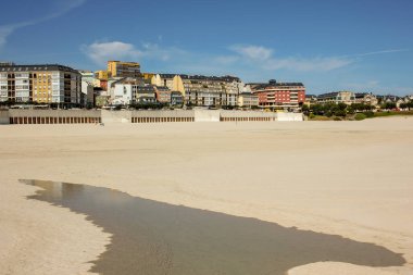 Foz sahilinin arkasındaki binalar.