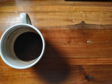 Masanın üzerinde sade kahve.