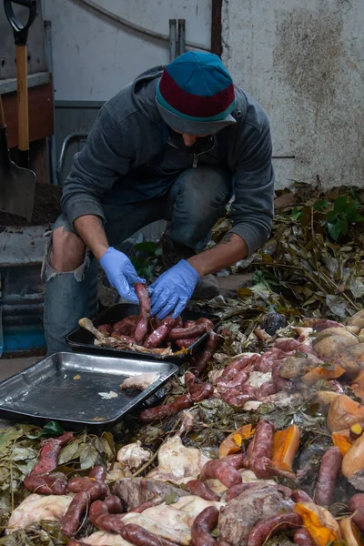 Adam yemek pişiriyor, biber topluyor, sebze ve et yiyor, yeraltı mutfağı.