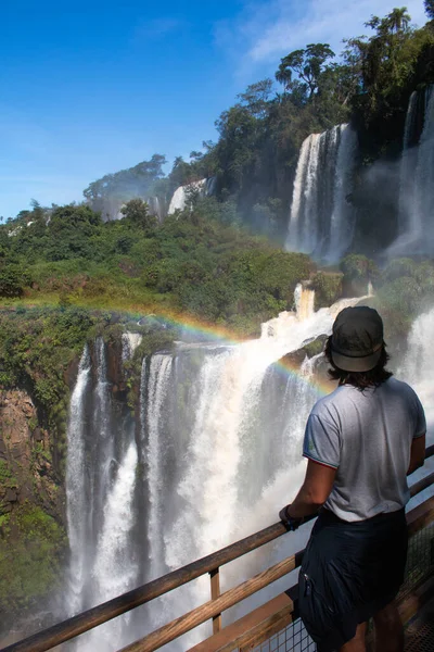 Młody Człowiek Plecami Wodospadów Iguazu — Zdjęcie stockowe