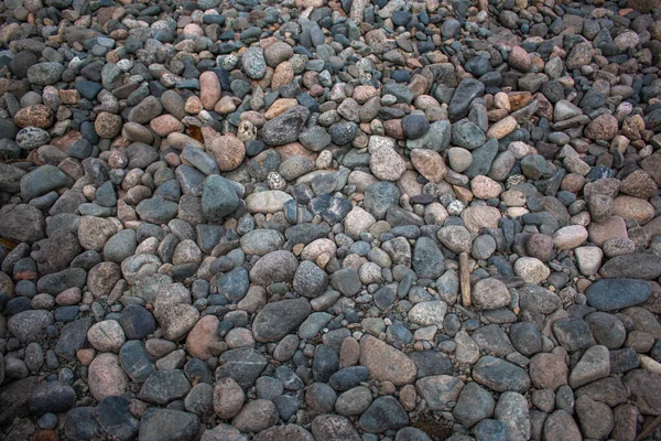 Doğal gerçek plaj taşları arka planda gri tonlarda