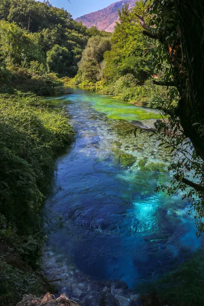 Mavi Gözlü lagünün Arnavutluk 'ta ormanla çevrili güzel manzarası