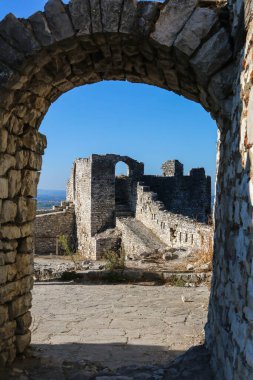 Arnavutluk 'un Berat şatosundaki taş merdivenler manzaralı taş kemer