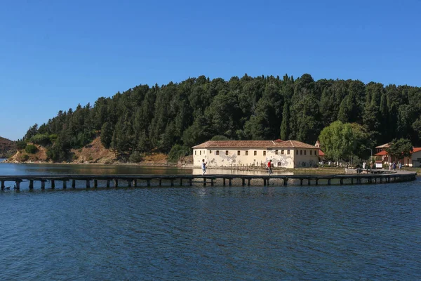 Arnavutluk 'un Vlore kentindeki lagün ve giriş yolları manzaralı Santa Maria Manastırı' nın uzak manzarası