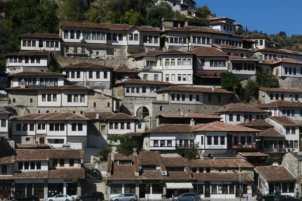 Charakterystyczne Białe Domy Dachówką Mieście Berat Albania — Zdjęcie stockowe