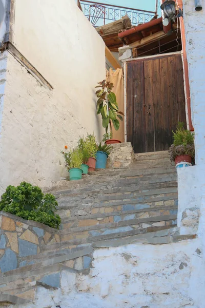 Arnavutluk 'un Berat kentinde tipik sokaklar ve güzel kapıları ve çiçekleri olan geleneksel evler