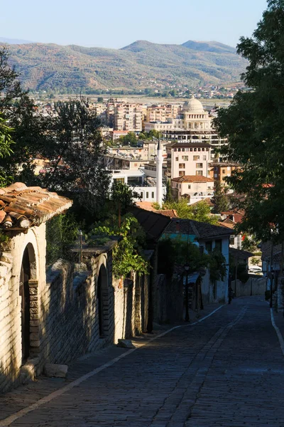 Rua Cidade Berat Durante Pôr Sol Com Portas Pedra Arqueadas — Fotografia de Stock