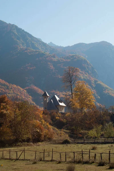Odległe Widoki Kościół Katolicki Theth Albańskich Alpach — Zdjęcie stockowe