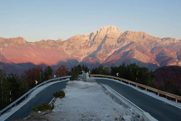 Alplerde gün batımında yol eğrisi