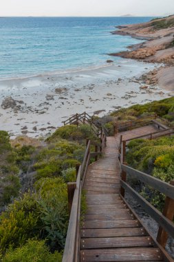 Vahşi Batı Avustralya 'daki mavi su plajına güzel bir merdiven - Batı sahili, Esperance WA, Avustralya - Avustralya' nın en iyi plajları