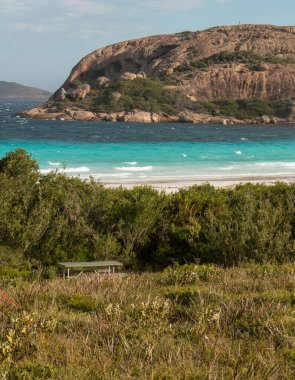 Avustralya 'nın güneyinde güzel güneşli ve dalgalı plajlar uçurumun kenarında berrak mavi sular - en iyi Avustralya sahilleri - Cape le Grand WA, Avustralya