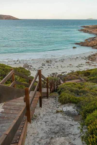 Vahşi Batı Avustralya 'daki mavi su plajına giden güzel ahşap merdivenler - Batı sahili, Esperance WA, Avustralya - Avustralya' nın en iyi plajları