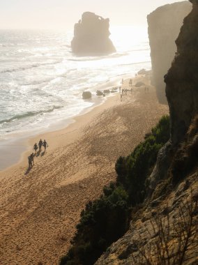 Gün batımında sahilde inanılmaz güneş ışığı. Oniki Havari, Deniz Ulusal Parkı, Victoria, Avustralya 'da yürüyor.