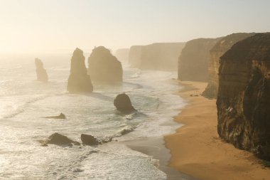 12 Havari Deniz Ulusal Parkı, Victoria, Avustralya 'da inanılmaz gün batımı ışığı.