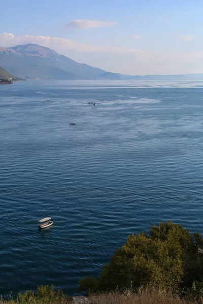Kuzey Makedonya 'da küçük tekneli ohrid gölü manzarası