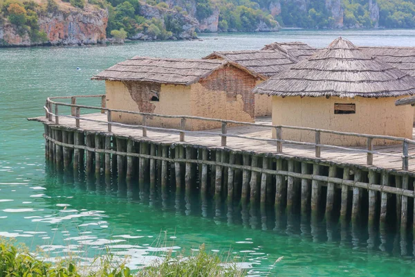 Kuzey Makedonya 'daki Kemik Körfezi Müzesi sakinlerinin yerleşim yerlerini yeniden inşa ediyor